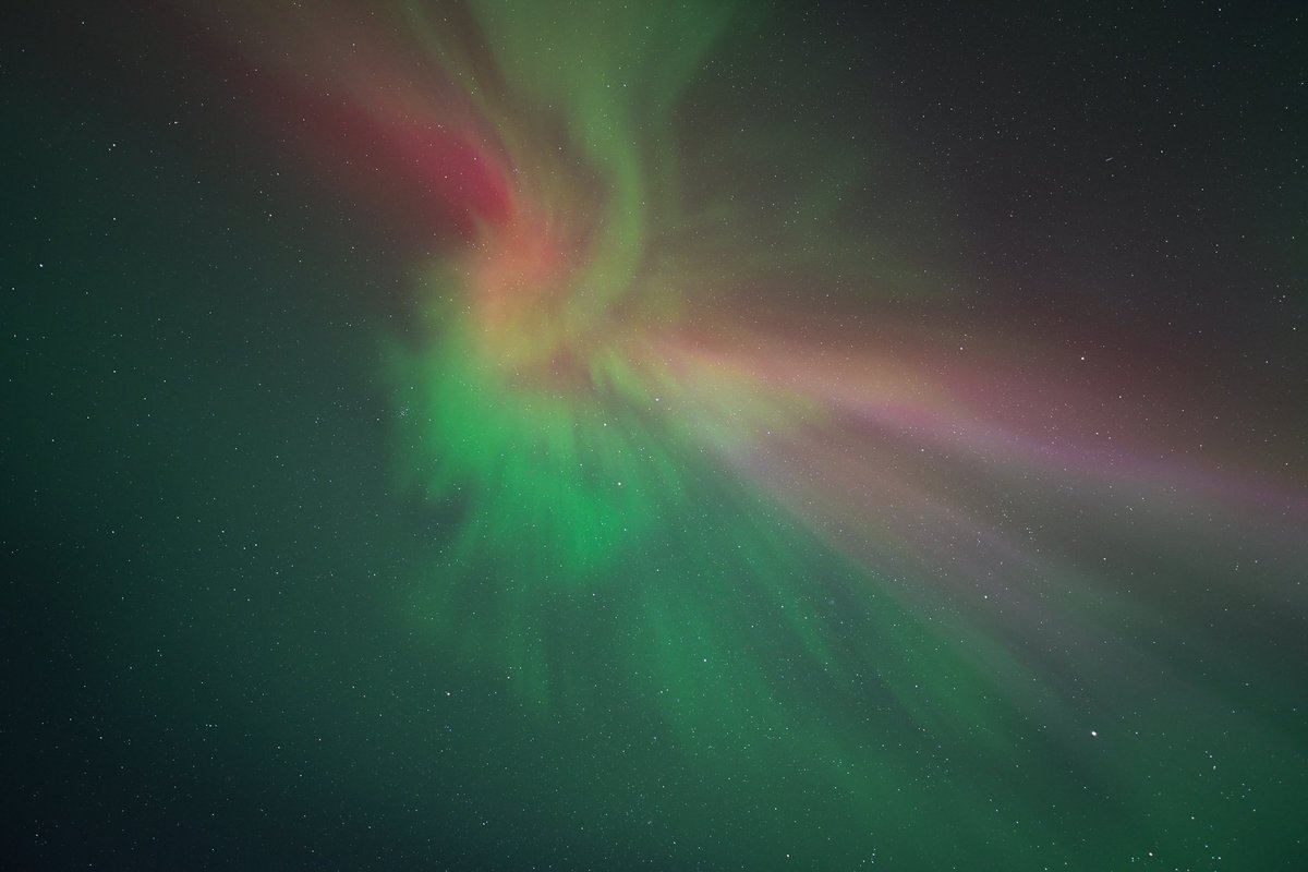 Jeremyrand101's tweet photo. Incredible night of aurora chasing. it’s been a while since our last good show and it was spectacular.  patricia beach provincial park. https://t.co/5O2Oa4iSQM