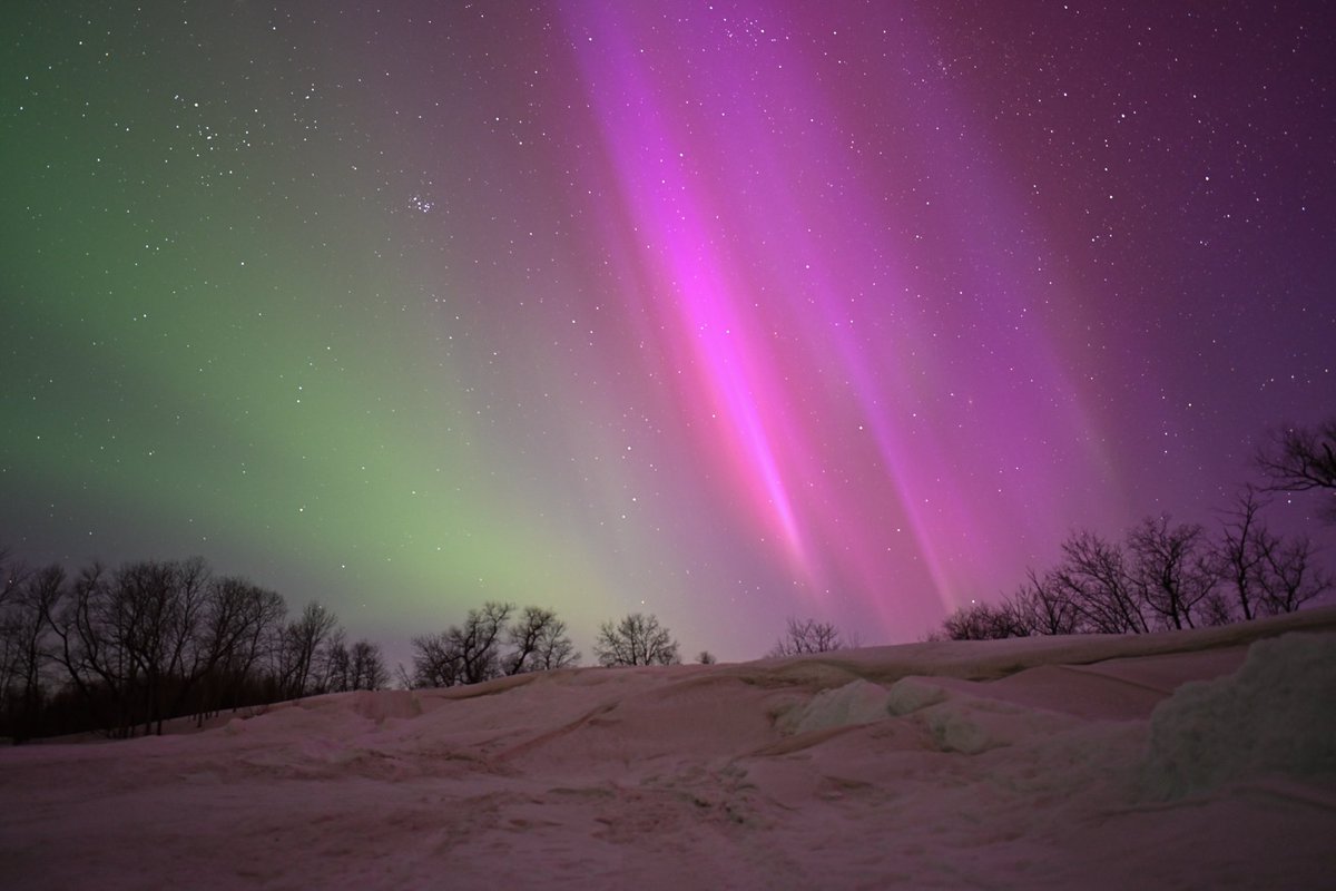 Jeremyrand101's tweet photo. Incredible night of aurora chasing. it’s been a while since our last good show and it was spectacular.  patricia beach provincial park. https://t.co/5O2Oa4iSQM