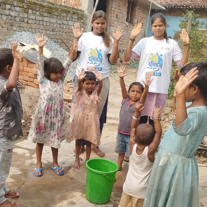 YuvodayJanjgir's tweet photo. Chhaya Aditya: A dedicated Yuvoday Volunteer from Taga! 🌟 Leading cleanliness drives, supporting Anganwadi centers, and creating 100+ study corners for kids. Inspiring change every day! 🙌💚 #ChhayaAditya #YuvodayHasdevoKeHero #Inspiration https://t.co/9oqJw1n6jU