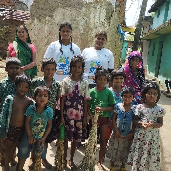 YuvodayJanjgir's tweet photo. Chhaya Aditya: A dedicated Yuvoday Volunteer from Taga! 🌟 Leading cleanliness drives, supporting Anganwadi centers, and creating 100+ study corners for kids. Inspiring change every day! 🙌💚 #ChhayaAditya #YuvodayHasdevoKeHero #Inspiration https://t.co/9oqJw1n6jU