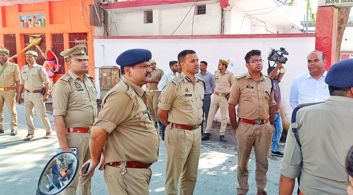 Jetendrasingh7's tweet photo. #21वी रमजान पर निकलने वाले जुलुस की चाक-चौबंद सुरक्षा व्यवस्था के दृष्टिगत #Jtcp  ला एन्ड ऑर्डर @IpsBablooKumar द्वारा संवेदनशील मार्गो का लिया गया जायजा, जुलुस को सकुशल संपन्न कराने हेतु सम्बन्धित को दिये आवश्यक दिशा निर्देश @Uppolice @ANINewsUP @aditytiwarilive @CMOfficeUP https://t.co/T5Ou6aYGiN