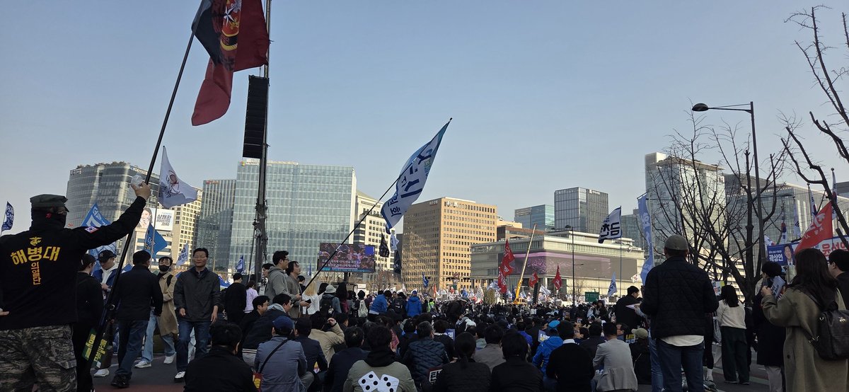 다시 광화문, 윤석열을 즉각 파면하라! 
헌재는 단 하루도 못참겠다는 아우성에 응답하라!