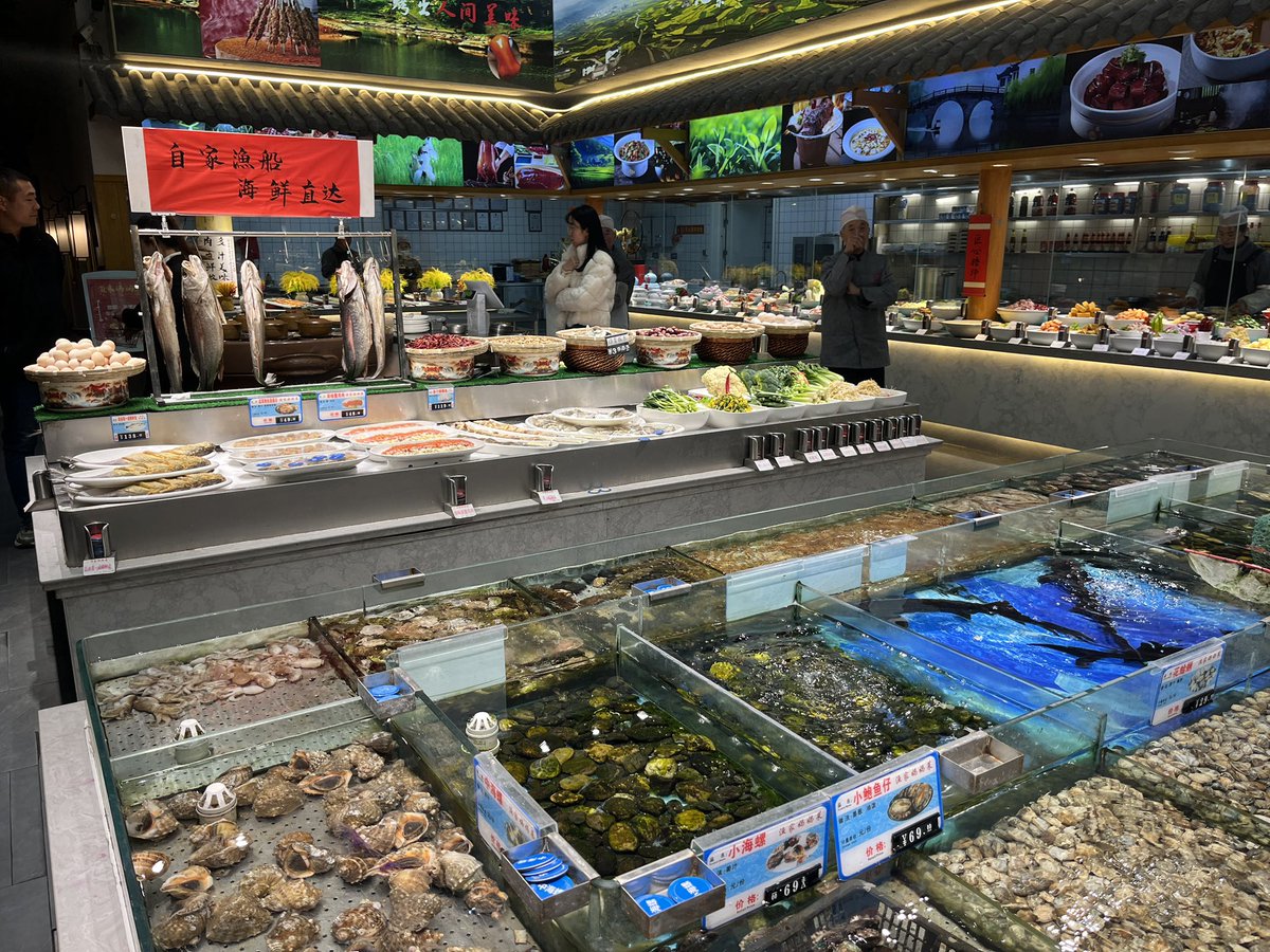 danganpacker's tweet photo. ちとしばらく中国に行ってました。
基本ローカル食が大好きですが、こうゆうスタイルも好き😋 https://t.co/stnKxm9I8U