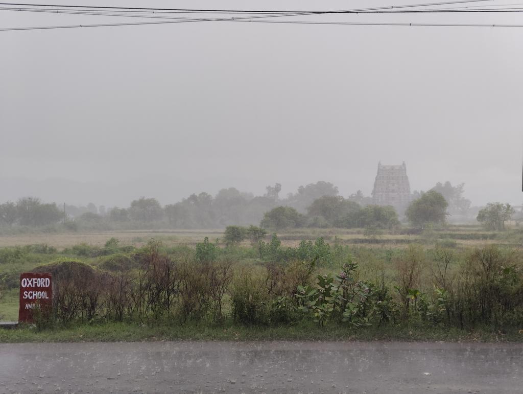mohangtwitts's tweet photo. Heavy Rain in #Ambasamudram Now..

#Rain https://t.co/8o4TyYlIE9