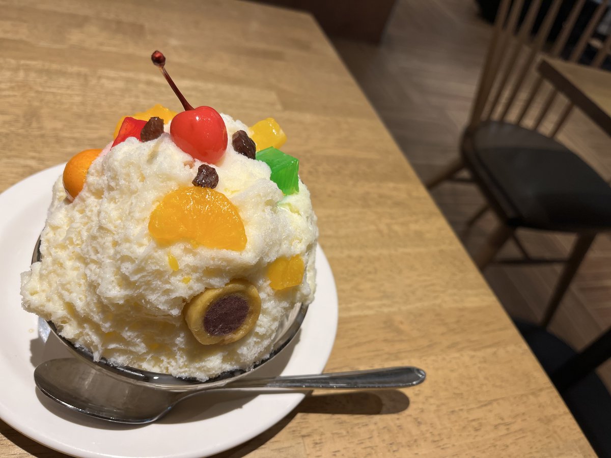 gourment_master's tweet photo. かき氷の上にミルクとフルーツが彩りよく飾られた鹿児島銘菓「氷白熊」の本家『天文館むじゃき』かんな削りのふわふわな氷は口に入れた瞬間溶け、練乳と蜜の味が心地良い。半世紀の伝統が紡ぐこの絶妙なバランスは市販では味わえない。
#天文館むゃき #白熊かき氷 #鹿児島 https://t.co/axxPf03xAD
