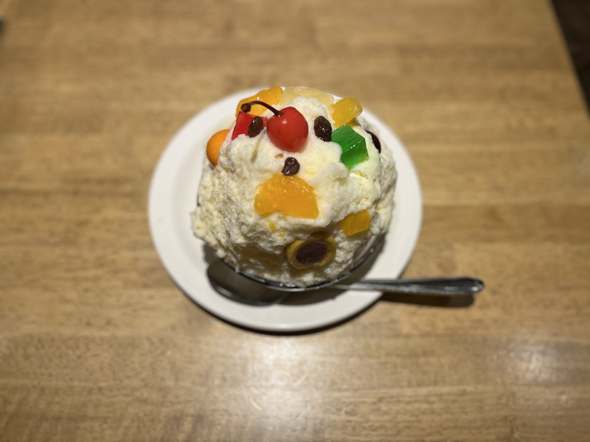 gourment_master's tweet photo. かき氷の上にミルクとフルーツが彩りよく飾られた鹿児島銘菓「氷白熊」の本家『天文館むじゃき』かんな削りのふわふわな氷は口に入れた瞬間溶け、練乳と蜜の味が心地良い。半世紀の伝統が紡ぐこの絶妙なバランスは市販では味わえない。
#天文館むゃき #白熊かき氷 #鹿児島 https://t.co/axxPf03xAD