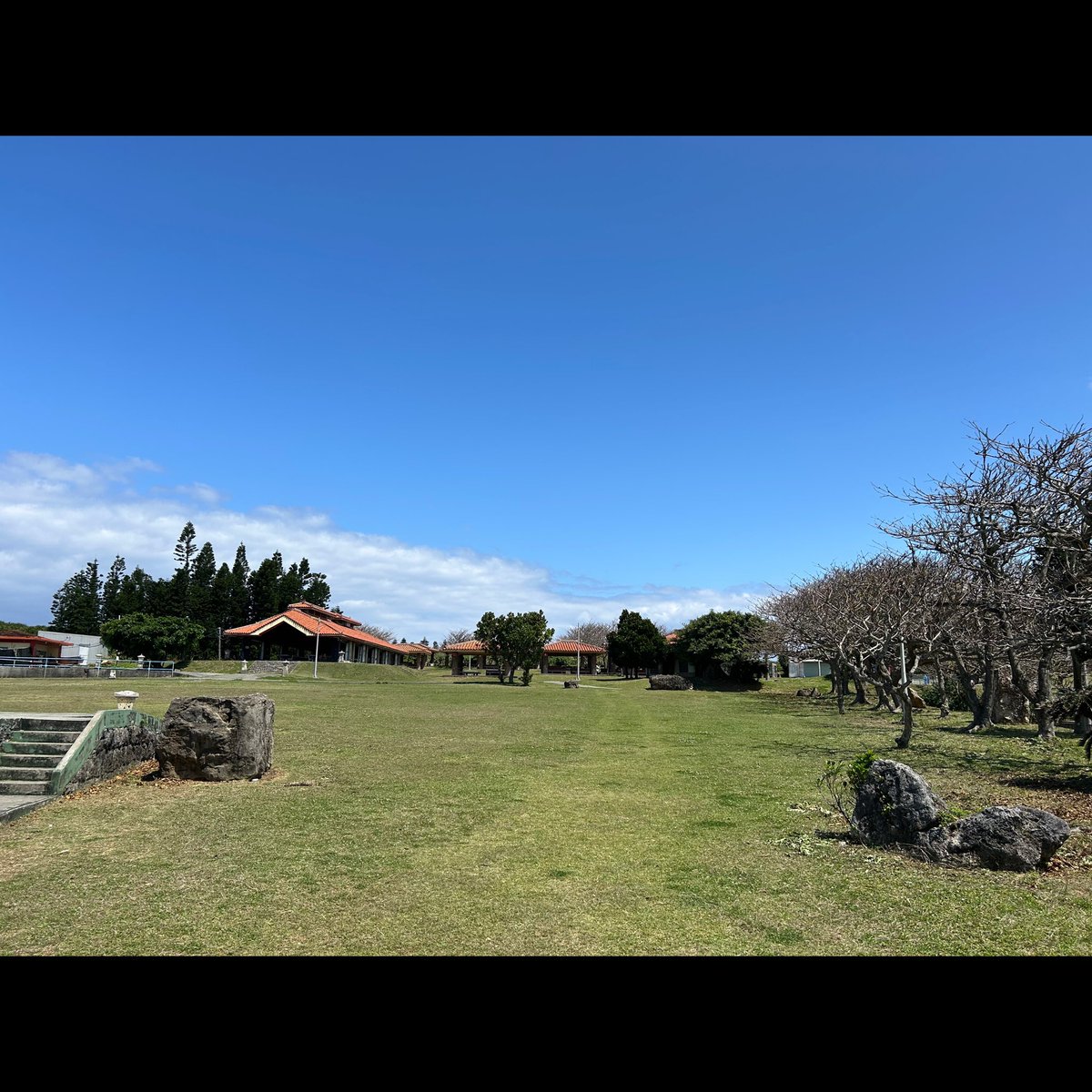 V6_____ken_____'s tweet photo. そしてそして
カミセンvsトニセン沖縄縦断VR対決にてカミセンが訪れた『残波岬公園』❤️🧡💛
柵があったところには、大きな船の遊具があったよ🛳️
ここからは私が運転して健くんと同じ道を走った〜🛣️🚘！！！ https://t.co/VKfkMNYtsF
