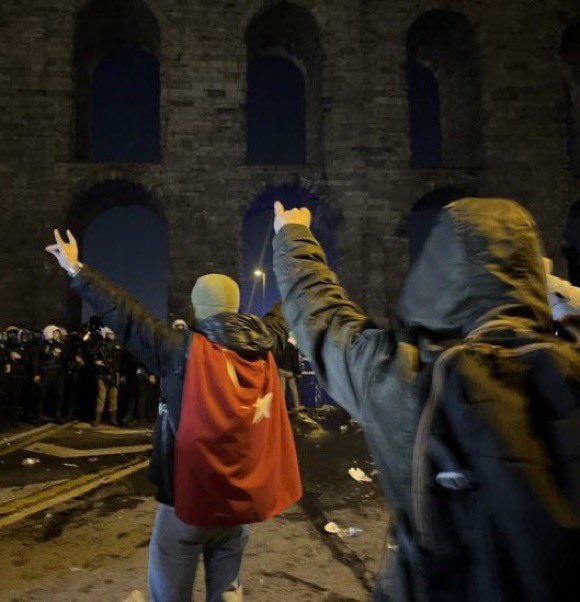 Soldaki sorun değil, sağdaki şafak baskını.