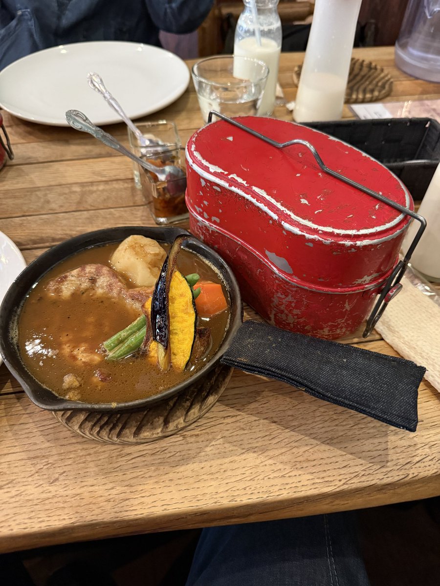 naoh7013's tweet photo. 大通り公園でアルペンジローさんのカレーが美味しいので、、、頂きました♪
#アルペンジローカリー　#大通り公園 https://t.co/FqzhYFlFnh