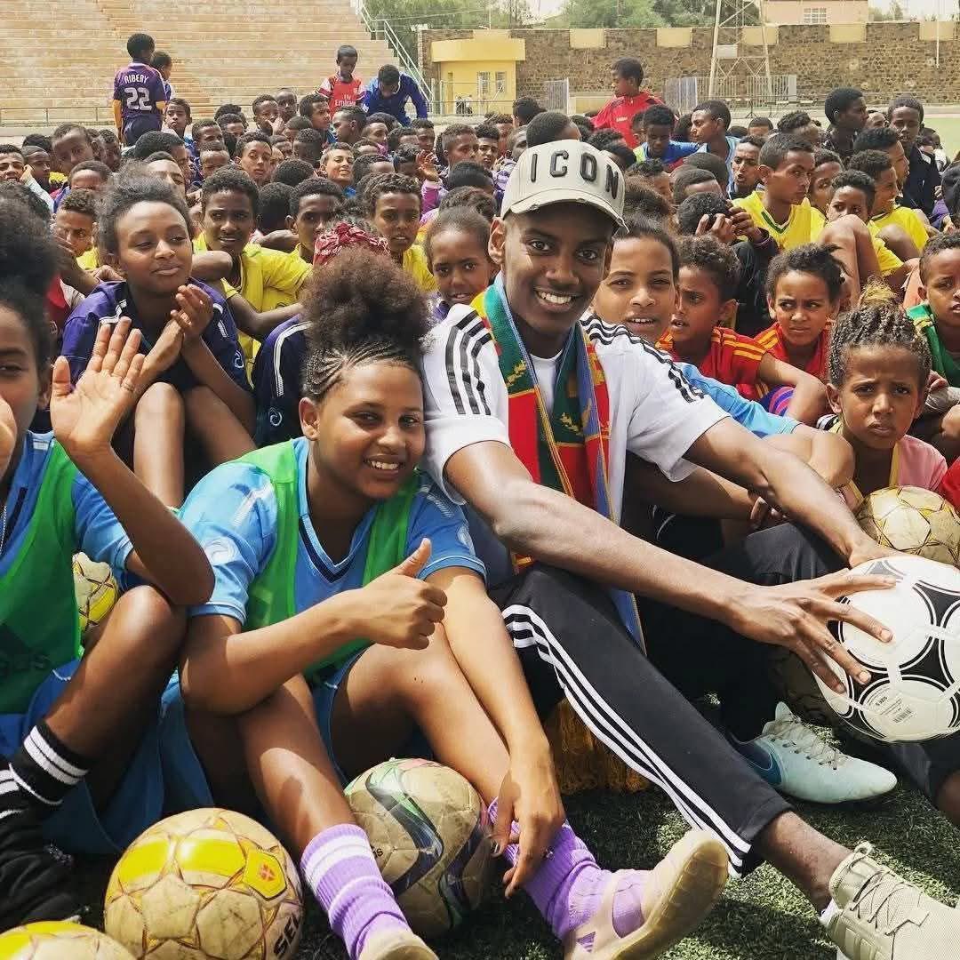 Alexander Isak back home in Eritrea.😍