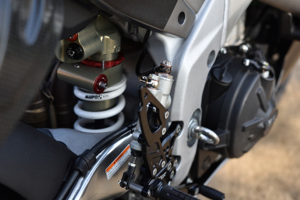 RaceTorx's tweet photo. The Racetorx junction valves have been expertly crafted to allow for dual operation, allowing for seamless utilization of both the thumb brake and foot brake simultaneously. #racetorx #mastercylinder #brakes #brake #thumbbrake #thumbrake #handbrake #duelport #rearmaster #stunt https://t.co/ywF4C7VHDX