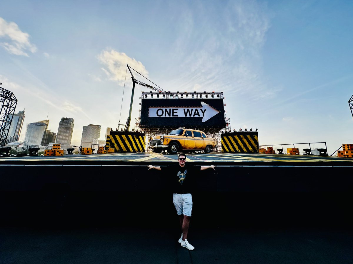 ldshicks's tweet image. My heart's doing the Adelaide's Lament waiting for Guys and Dolls to start on Sydney Harbour! Finally here for this sure bet of a show, a one special for me! 🎲🎶🎆 @OperaAustralia 
#operaharbour #operaaustralia #guysanddolls #luckbealady #feelnewsydney #lovesydney #sydney