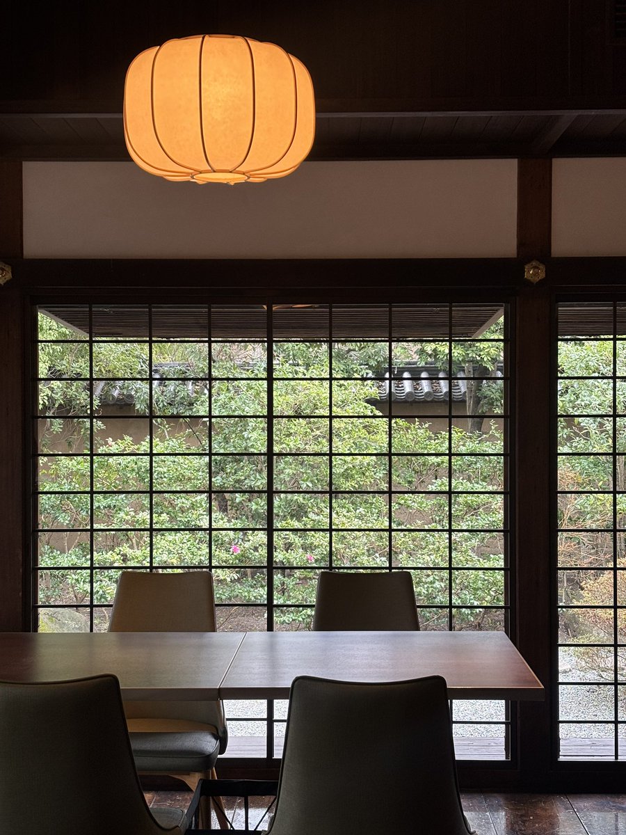 arisanpo_'s tweet photo. 奈良の優美さを堪能すべく、東大寺近くの茶寮「世世」へ。世尊院を改修した寺院建築。店内の深い色味に包まれながら、スパイスの効いた大和紅茶とほうじ茶シフォンケーキをいただき、上質すぎる時間を過ごした🍃 https://t.co/mW9OaapBMP