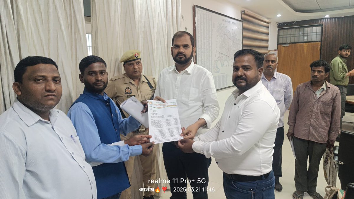 gyb_it_cell's tweet image. डिप्टी जेलर मीना कनौजिया जी पर हो रहे अत्याचार एवं कौशांबी हत्याकांड सहित कई मामलों उस पर वर्तमान सरकार के असंवेदनशील और भेदभावकारी व्यवहार को लेकर भदोही जिले में ज्ञापन सौंपा गया है।
#गाडगे_यूथ_ब्रिगेड_भदोही
 @PMOIndia
@CMOfficeUP 
@Mayawati 
@BhimArmyChief 
@JoinAmardeep