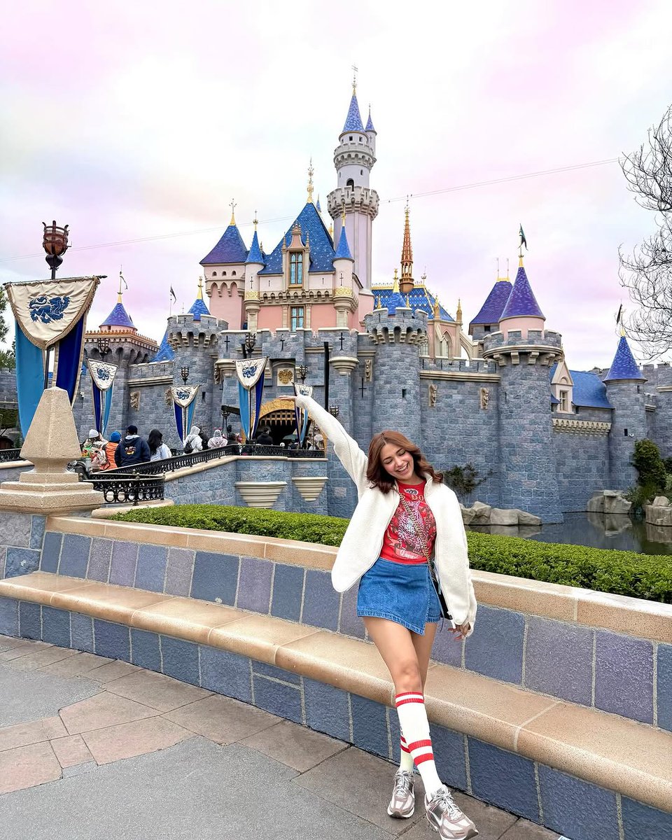 hira8090's tweet photo. Disneyland found his princess 😭💗 #JiyaKiJanta #JiyaShankar https://t.co/cCfdmi7SjO