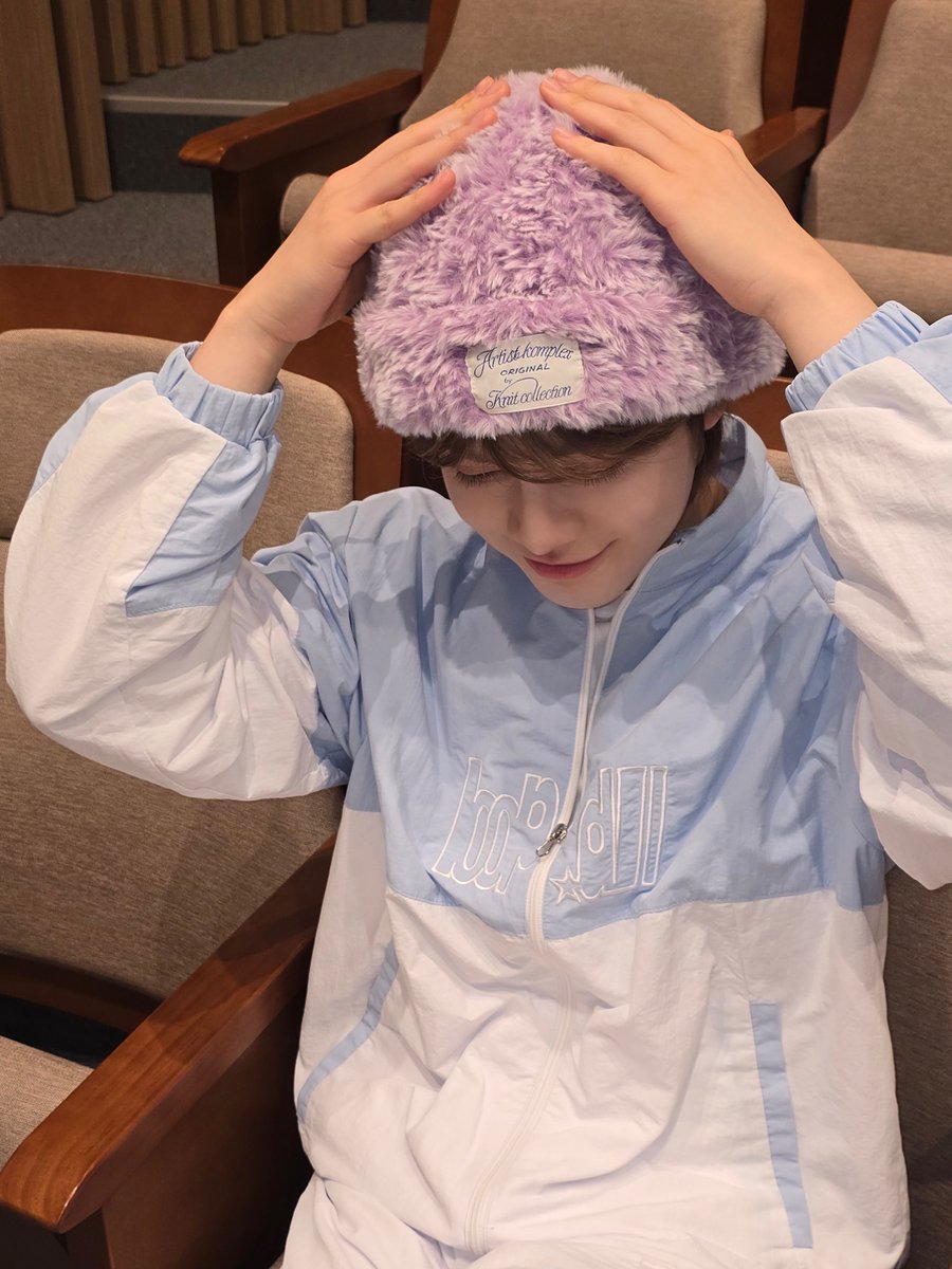 official_arrc's tweet photo. [#JungKin]
모자 진짜 부드럽다~ 느낌 좋다! 👶🏻

#ARrC #아크 
#KIEN #끼엔 https://t.co/64J1DqzVD3