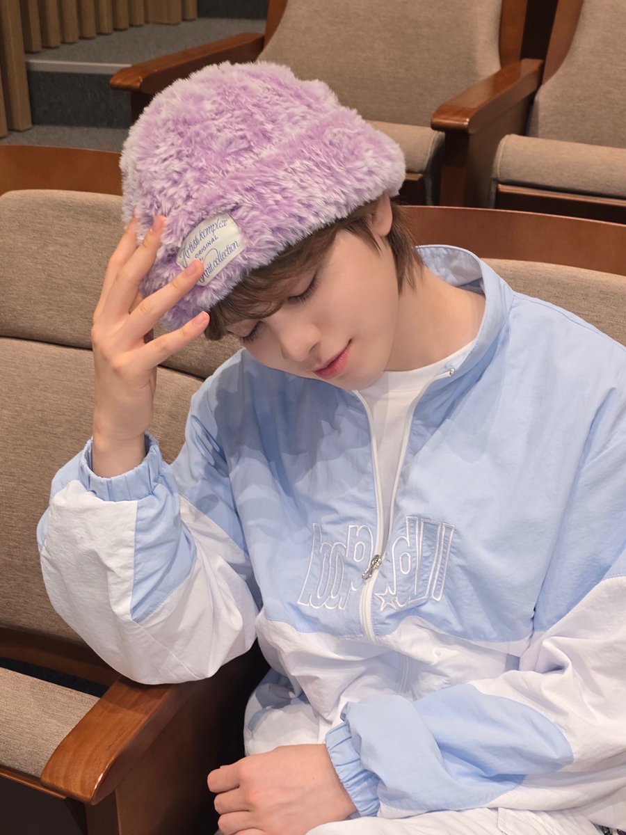 official_arrc's tweet photo. [#JungKin]
모자 진짜 부드럽다~ 느낌 좋다! 👶🏻

#ARrC #아크 
#KIEN #끼엔 https://t.co/64J1DqzVD3