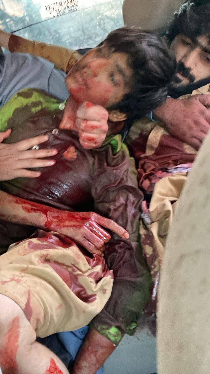 EhsaanBaluch's tweet photo. بلوچستان کے لوگ عید کے کپڑے خریدنے کے بجائے کفن کا کپڑا خرید کہی کفن کم نا پڑ جائیں
#StopBalochGenocide 
#ReleaseDrMahranghBaloch https://t.co/HKfvYsevzI