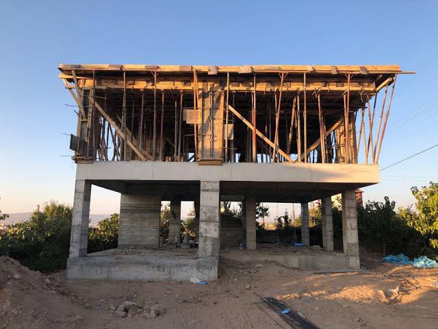 150m2 Villa İnşaat Maliyet Kırılımı

•Proje parası: ₺196.000

•Aplikasyon: ₺7.000

•Kazı: ₺203.000

•Grobeton: ₺63.000

•Temel su yalıtımı: ₺77.000

•Drenaj ve Dolgu: ₺49.000

•Kalıp, Demir, Beton malzeme ve işçilik: ₺1.099.000

•Kum – Çimento – Kireç – Sürme