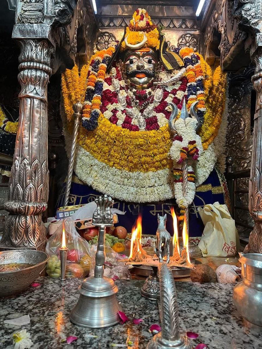 ganapatyarya's tweet photo. excellent night for heightened bhairava japa. if you know people who worship bhairava, y’all could plan to worship him at the same time, like let’s say reciting the chālīsā a 100 times tonight. collective worship on his tithis even over distance is phenomenal. śubh kālāṣṭamī. https://t.co/l3gdKfTO51