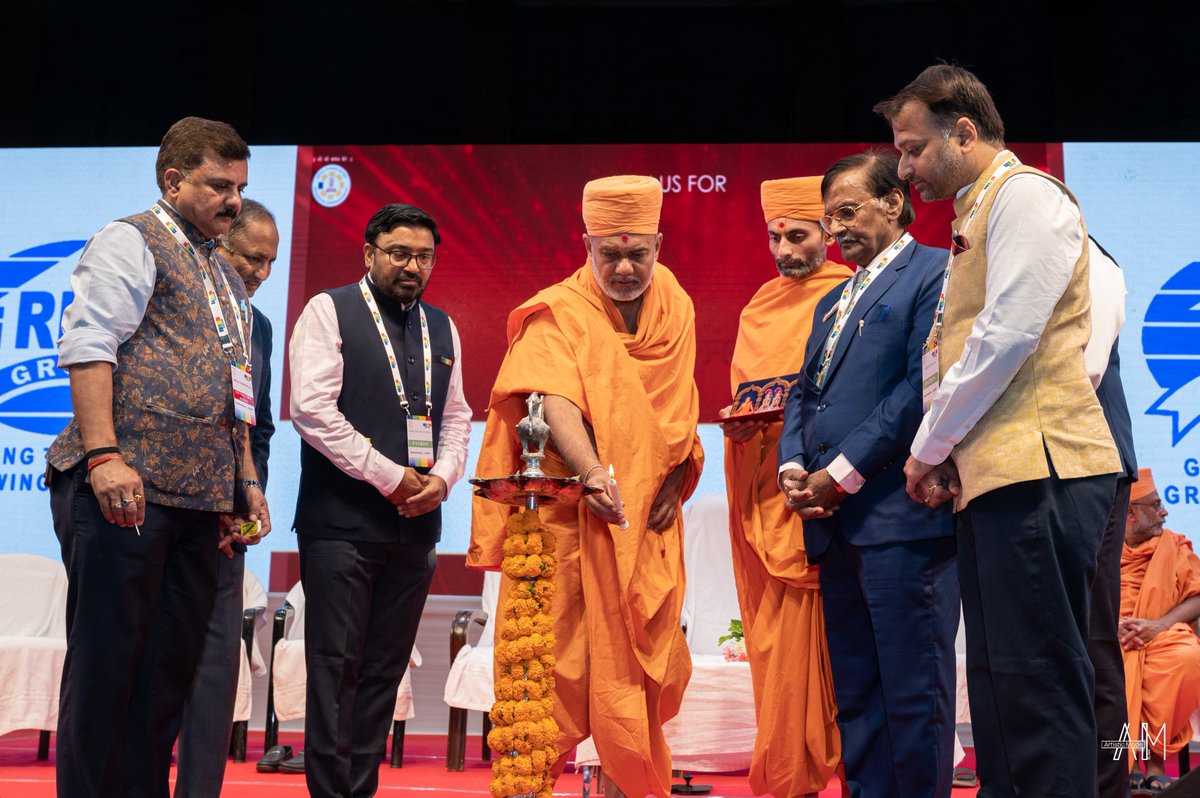gaganbaradia's tweet photo. Had the honor of hosting ‘Prerna - Ignite Your Passion’ by JITO Raipur Chapter, featuring the world-renowned Pujya Gyanvatsal Swami Ji!

A humbling moment when Swami Ji acknowledged my anchoring &amp; the "Clapping by Fingers" activity. 🙌 https://t.co/21VHpPvJCj