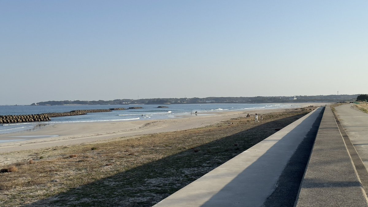 この海を見て、波の音を聴いて、風を浴びて、ほんのり海藻の混じった香りに包まれて、お日様に抱かれてたら、急速充電されんかな？