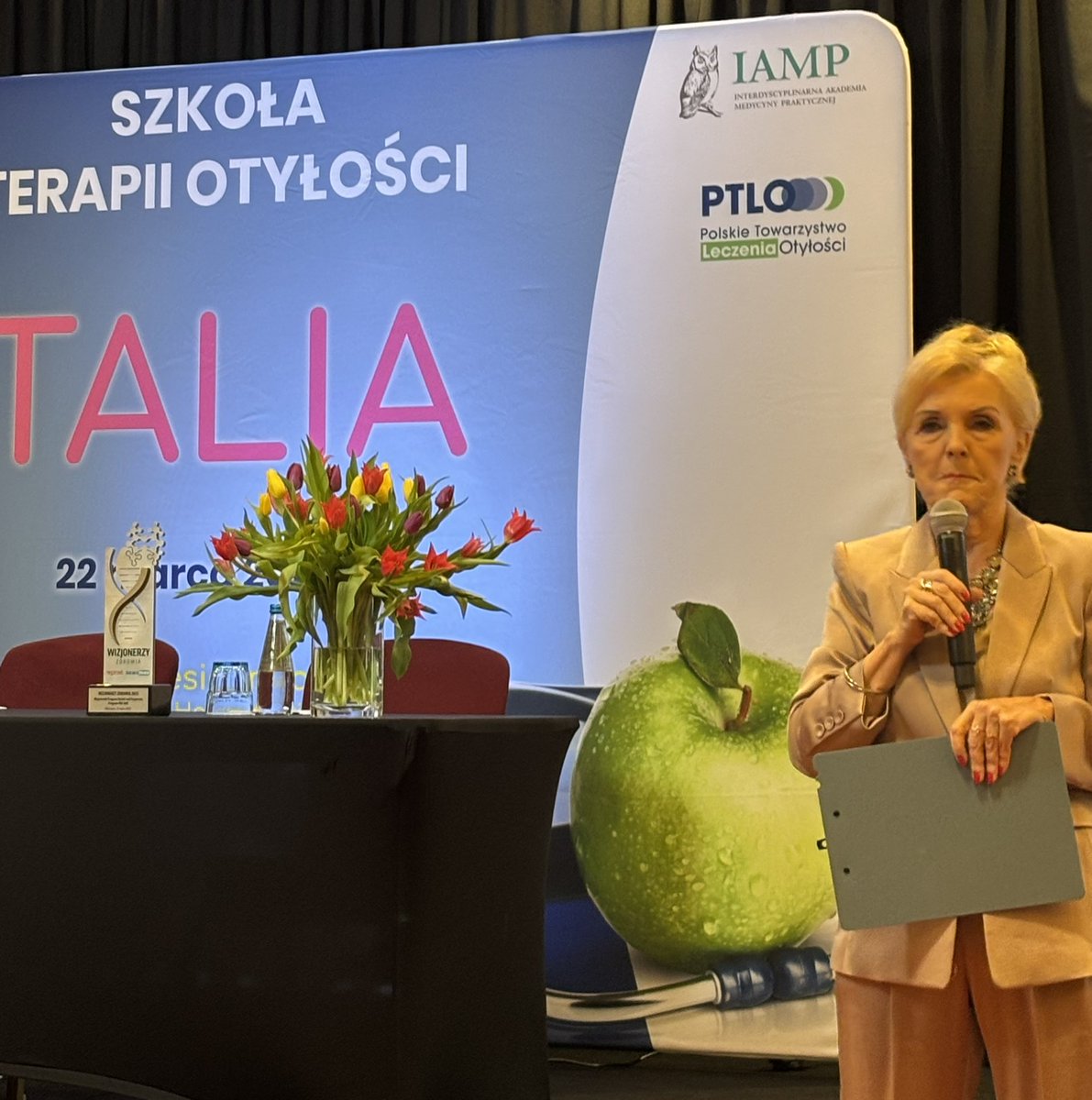 Zdrowieiedukac1's tweet photo. Prof Lucyna Ostrowska: #kosbar to najlepiej opisany program leczenia chirurgicznego otyłości olbrzymiej. Program wzorcowy na skalę światową. Po fazie pilotażu ma stać się świadczeniem gwarantowanym - czekamy z nadzieją na ostateczne potwierdzenie @MZ_GOV_PL https://t.co/RL2KYhJdn6