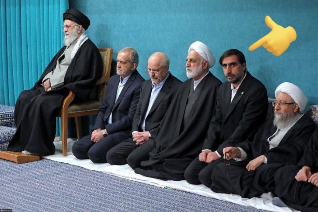 Ebi2498's tweet photo. «قدرت را پس نمی دهم، اگر [گذار] می خواهید باید از جنازه من رد شوید و نمی توانید» 
این عکس تاریخی و بی سابقه با حضور محافظ بین سران قوا از دیدار اخیر مسئولین لشکری کشوری رده بالا‌‌؛ حامل این سیگنال است که من ترور شدنی نیستم وگرنه نگران این نیست که مثلا اژه ای ناگهان گازش بگیرد https://t.co/0mx5umPDvw