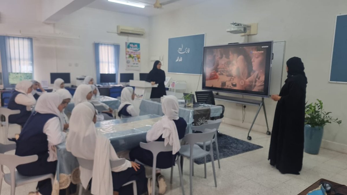 EduGovMct1543's tweet photo. 🔹بداية مشوار ا��تحدي والإنجاز🔹
اجتمع اليوم فريق روبوثون بقيادة الرائعتين أ. ياسمين البلوشي وأ. نورة البلوشي، لوضع أهداف الفريق ورسم طريق الإبداع. لحظات مؤثرة، طموحات كبيرة، وفيديوهات تحفيزية أشعلت الحماس في نفوس الطالبات..بوركت جهود الجميع وكل التوفيق للفريق @eso_seeb https://t.co/veH8i6HYDq