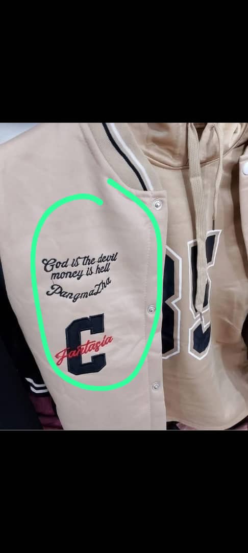 اقترب #العيد ، وكثير من الناس اتجهت لشراء الملابس الجديدة.. 
لذلك نلفت انتباهم إلى وجود ملابس معروضة للبيع مكتوب عليها عبارة شرك..
والعياذ بالله وهي  
God is the devil  
وتعني ان الله هو الشيطان..
كهذا الذي ظاهر في الصورة المرافقة..
أنشرها بقدر المستطاع..