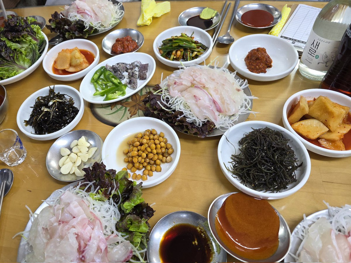 gimjeon12426382's tweet photo. 력시 부산~
무작정 출발해서 형 데몬왔어요~ 하면 반겨주는 우리 시원형님 @siwonbubu
오랜만에 부산 와서 맛있는 회 먹고 호텔 들어와서 잠시 쉬는중요.
날씨가 완전 쵝오~
즐거운 불토 보내겠습니다 ^^ https://t.co/SJCkCaTnnA