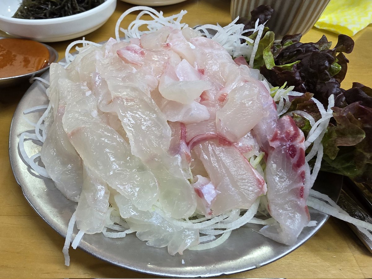 gimjeon12426382's tweet photo. 력시 부산~
무작정 출발해서 형 데몬왔어요~ 하면 반겨주는 우리 시원형님 @siwonbubu
오랜만에 부산 와서 맛있는 회 먹고 호텔 들어와서 잠시 쉬는중요.
날씨가 완전 쵝오~
즐거운 불토 보내겠습니다 ^^ https://t.co/SJCkCaTnnA