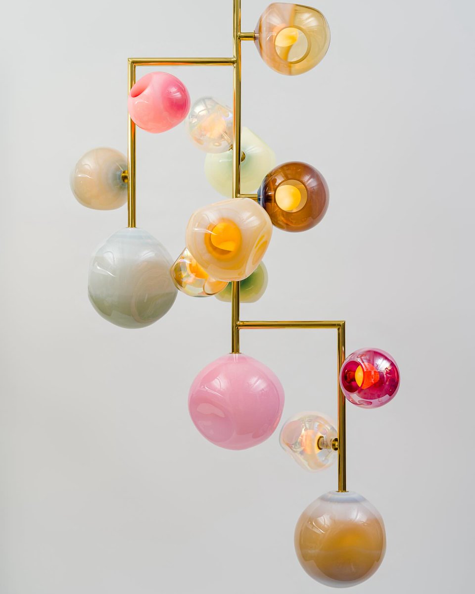 Hoe gaaf is deze lamp van @jamie_harris_studio! 
Dit werk bevat geblazen glas met verschillende hoeveelheden opaciteit en kleur, samen met enkele juweelachtige glaselementen, op een speciaal frame van hooggepolijst messing. Echt een masterpiece.