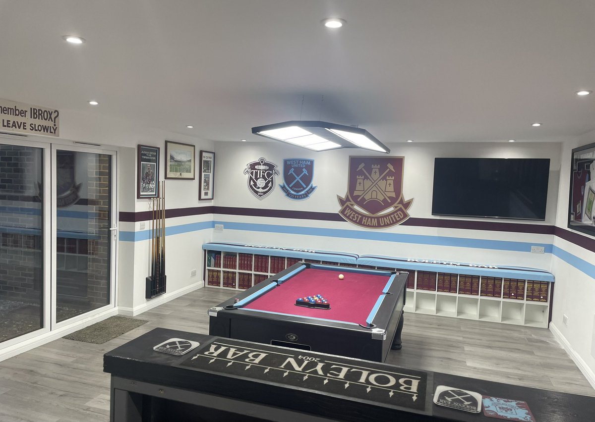 Chris_Mills_'s tweet image. The 2025 version of my West Ham inspired games room.
I finally feel Iโm at the point where I can say Iโm done. Maybe Iโll get an arcade machine later in the year but thisโll have to do for now.
โ๏ธ IRONS โ๏ธ
#BoleynBar