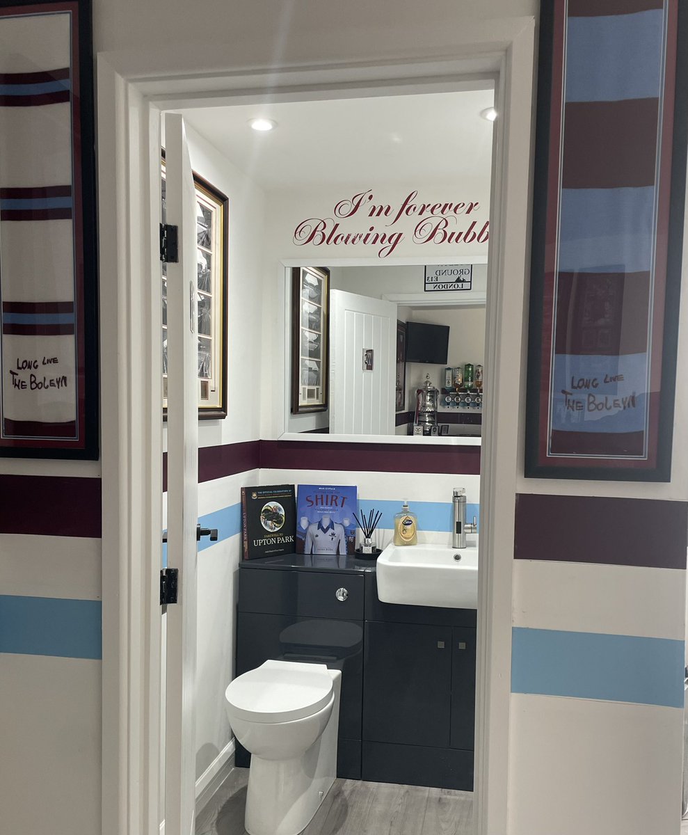 Chris_Mills_'s tweet image. The 2025 version of my West Ham inspired games room.
I finally feel Iโm at the point where I can say Iโm done. Maybe Iโll get an arcade machine later in the year but thisโll have to do for now.
โ๏ธ IRONS โ๏ธ
#BoleynBar