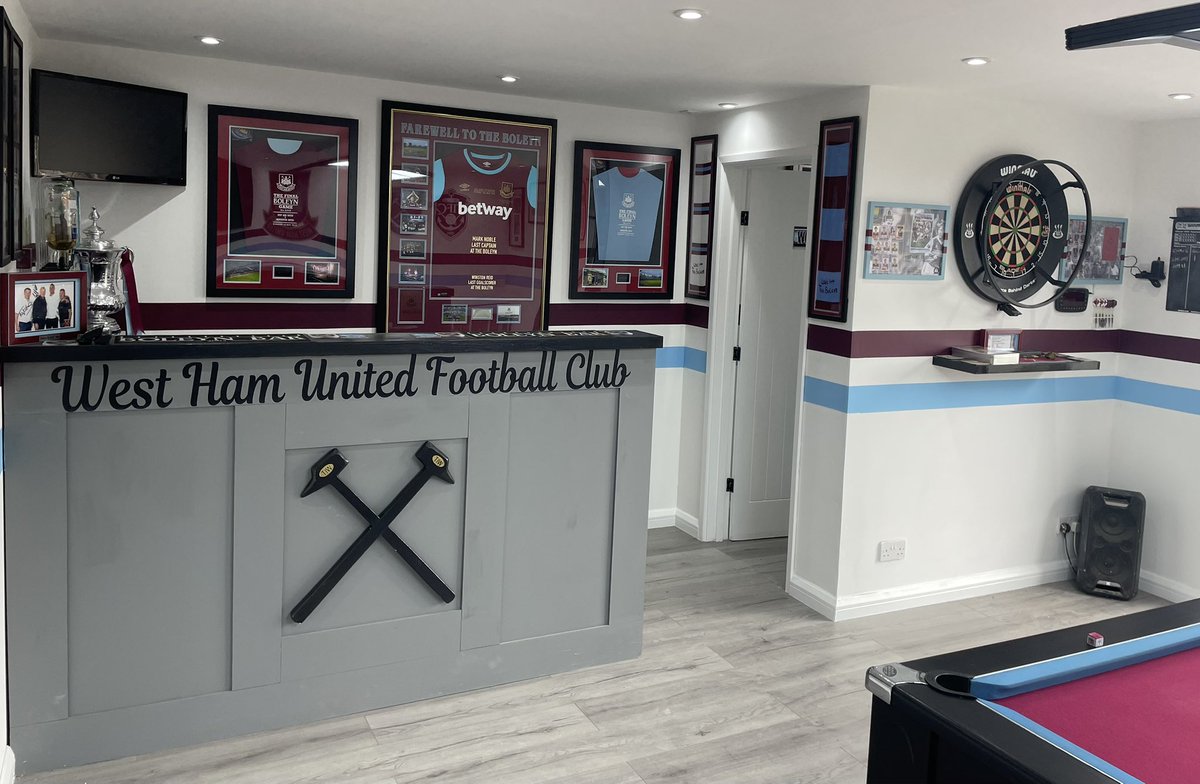 Chris_Mills_'s tweet image. The 2025 version of my West Ham inspired games room.
I finally feel Iโm at the point where I can say Iโm done. Maybe Iโll get an arcade machine later in the year but thisโll have to do for now.
โ๏ธ IRONS โ๏ธ
#BoleynBar