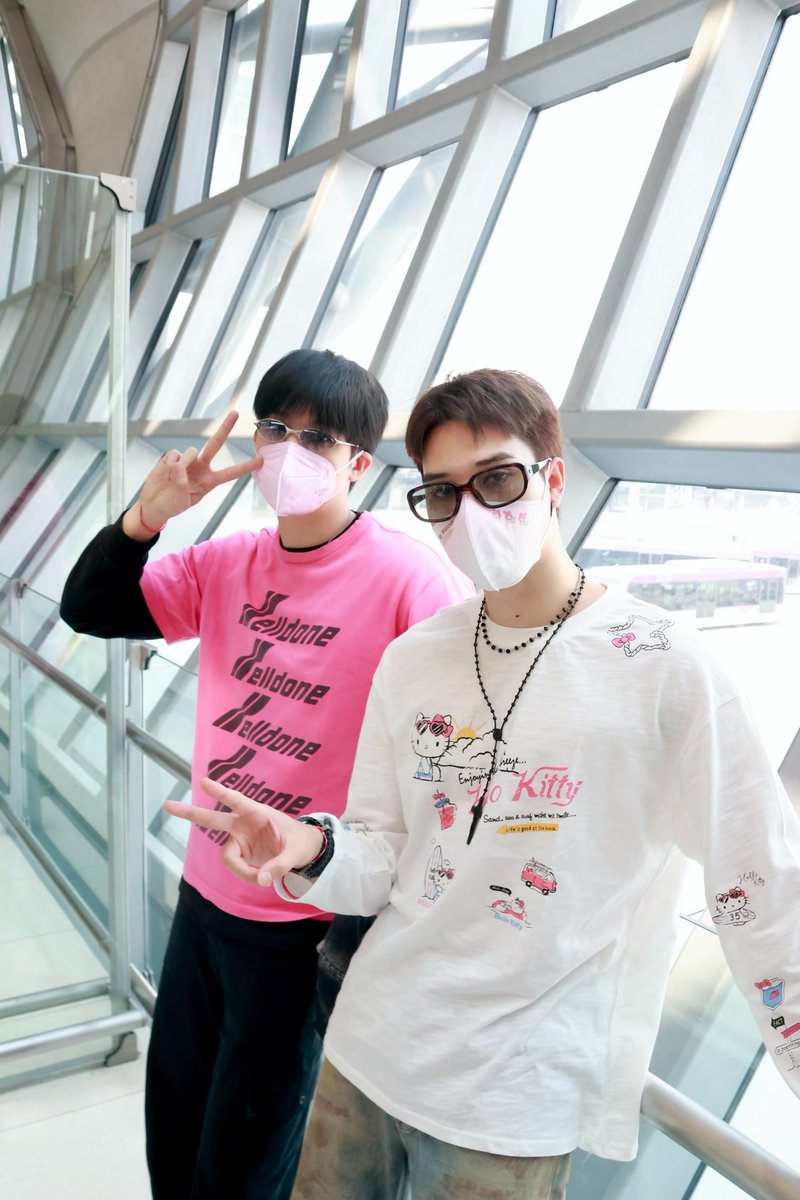 GMMTV's tweet photo. 我哋準備出發啦 3 2 1 ✈️
大家香港見 ～ 

เตรียมตัวออกเดินทางได้ 3 2 1✈️
แล้วเจอกันที่ฮ่องกงนะค้าบบบบ~ 

#SkyNani1stFMinHongKong
#GMMTV 
@skywongraveee @Hirunkit_ https://t.co/Jj6ZNCHjgI