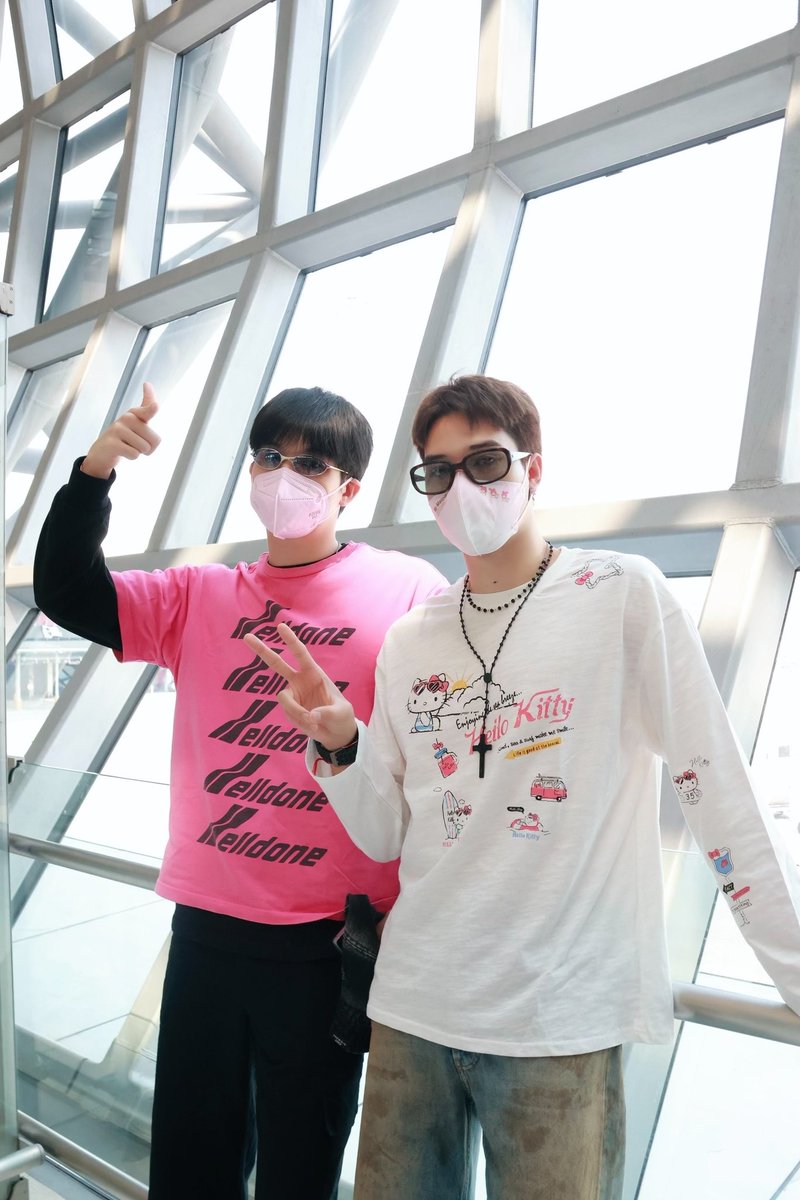 GMMTV's tweet photo. 我哋準備出發啦 3 2 1 ✈️
大家香港見 ～ 

เตรียมตัวออกเดินทางได้ 3 2 1✈️
แล้วเจอกันที่ฮ่องกงนะค้าบบบบ~ 

#SkyNani1stFMinHongKong
#GMMTV 
@skywongraveee @Hirunkit_ https://t.co/Jj6ZNCHjgI