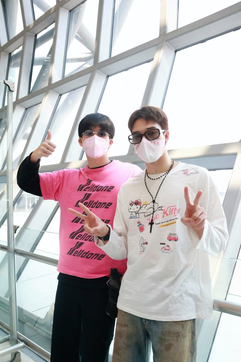 GMMTV's tweet photo. 我哋準備出發啦 3 2 1 ✈️
大家香港見 ～ 

เตรียมตัวออกเดินทางได้ 3 2 1✈️
แล้วเจอกันที่ฮ่องกงนะค้าบบบบ~ 

#SkyNani1stFMinHongKong
#GMMTV 
@skywongraveee @Hirunkit_ https://t.co/Jj6ZNCHjgI