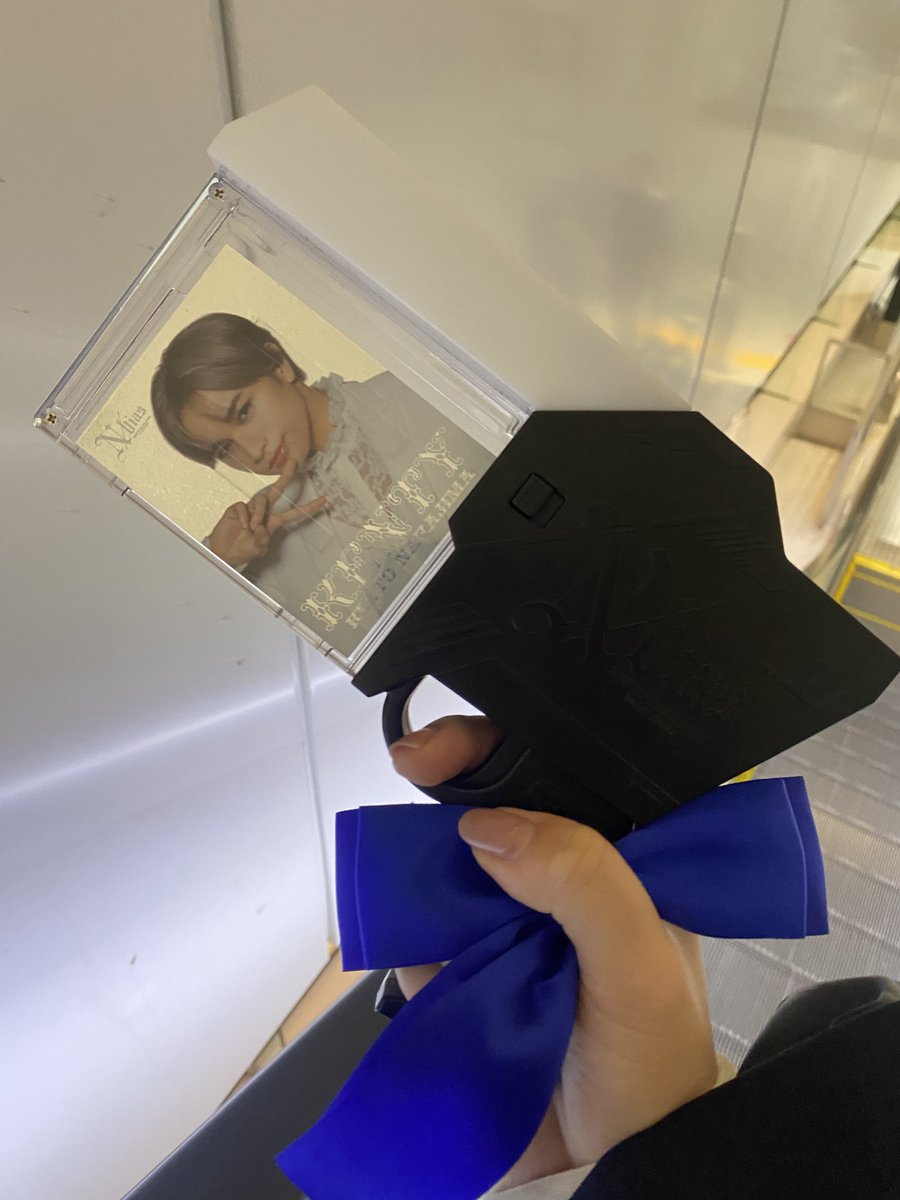 Candykenty317's tweet photo. 今空港で保安検査したらピカレスクの銃口引っかかって預け荷物になっちゃった🥲
本当に引っかかるんだね…。
しかも受付の人に「ピカレスクの銃口ですね笑」って言われて、空港の人たちの間では有名ペンラになってる😂

#中島健人 #N_bias https://t.co/lJVbxqOGpR