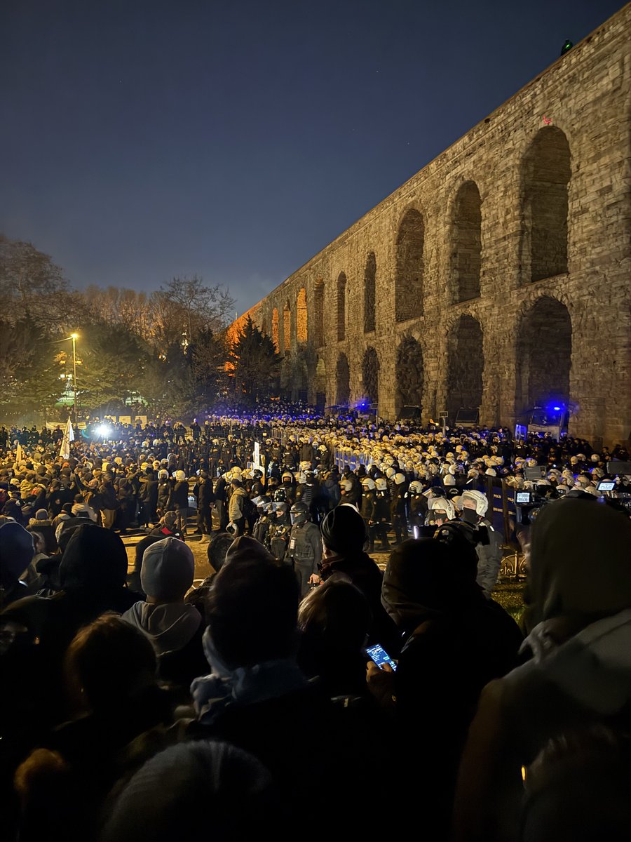 1/
📢 Gözaltına alınırsan ne yapmalısın?

Saraçhane’de, meydanlarda, sokakta Ekrem İmamoğlu’na sahip çıkan herkese uyarı:
Bu baskılar karşısında yalnız değilsin. Ama bazı şeyleri bilmen şart.