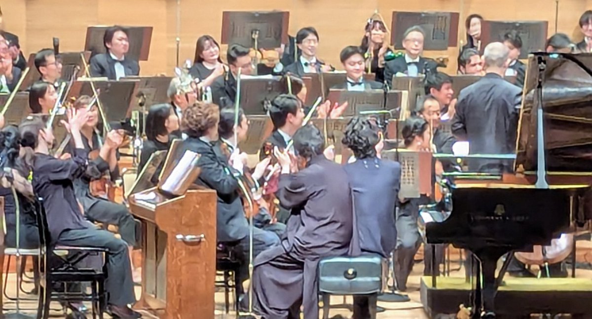 MarinTiba's tweet photo. トゥーランガリラ交響曲、色んな楽器が奏でる音の纏まりが凄い！オンド・マルトノの音色が浮遊感を醸し出し、角野さんのピアノは鍵盤を駆け巡りゾクゾク感とキラキラ感が交互にきて最高でした♫　
#角野隼斗
#原田節
#久石譲
#新日本フィルハーモニー https://t.co/cULGZbEpF2