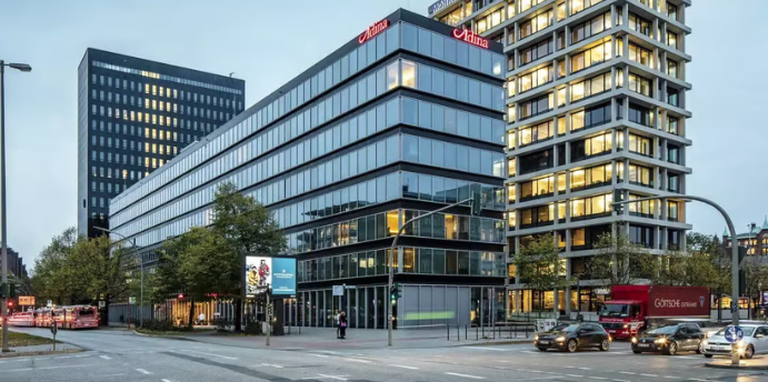 🇩🇪PGIM Real Estate acquires the 202-room Adina Apartment Hotel Hamburg Speicherstadt from Hausinvest.

Read more 👉blog.consorto.com/pgim-acquires-…

#RealEstate #PGIM #HotelInvestment #Hamburg #Germany