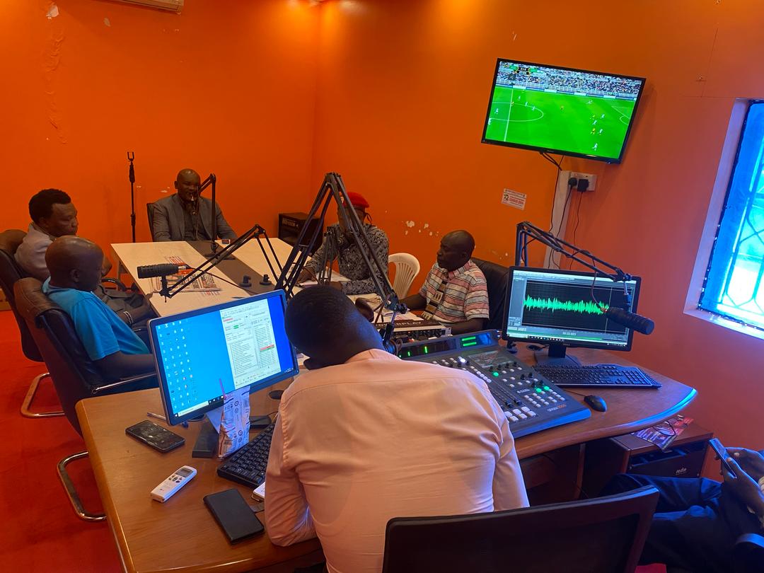 ElgonFMMbale's tweet image. ON AIR : ElgonBaraza#
Topics 
1. Presidential Directive on Extra Charges in Schools Sparks Debate
What strategies can be used to balance quality education and affordability?
2. Museveni Speaks Out on Kawempe Elections #Politics #Educaiton