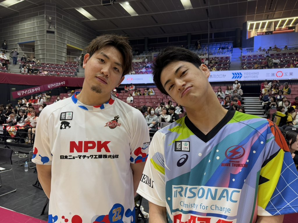 osakaevessa's tweet photo. #飯尾文哉 選手 × #米須玲音 選手🤝

#大阪エヴェッサ #川崎ブレイブサンダース #日本大学方面へ届け https://t.co/yE6ouvg6G0