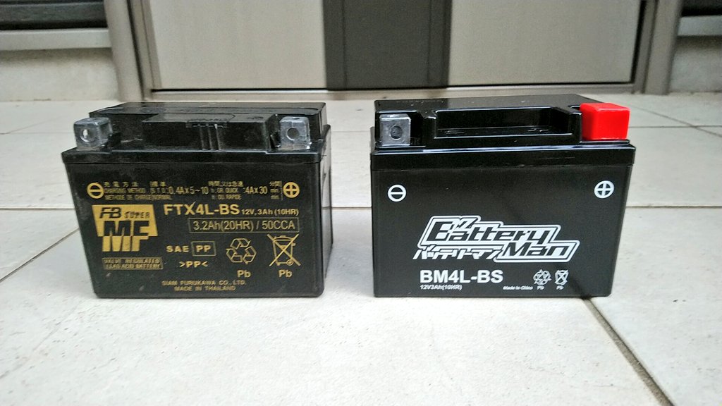 7280yu_ri's tweet photo. バッテリー交換完了！
安いのだけど大丈夫かな…

ダメならまた変え変えれば良いよね🎵

エンジンかけようとしたらサブタンクからガソリン逆流💦
しかもキャブにガソリン入ってない…
どうしよう💧 https://t.co/Chmx8hkgH1