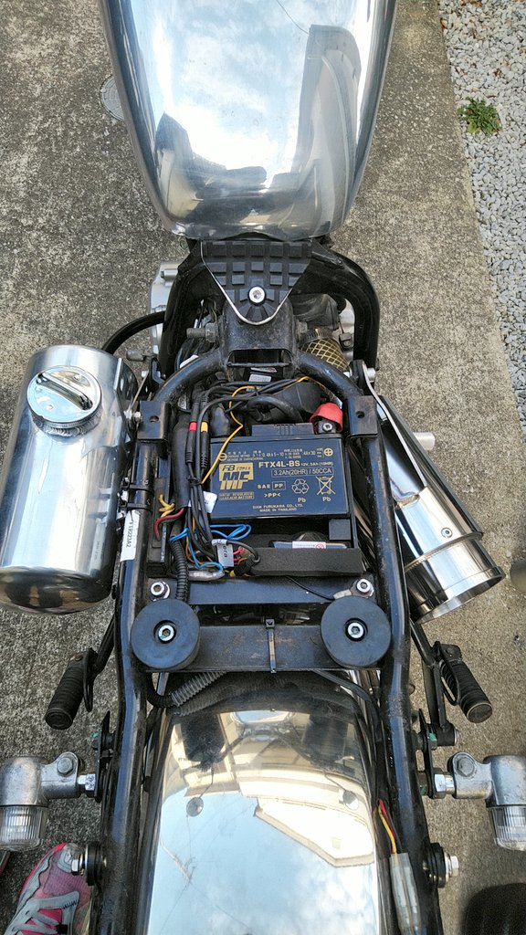 7280yu_ri's tweet photo. バッテリー交換完了！
安いのだけど大丈夫かな…

ダメならまた変え変えれば良いよね🎵

エンジンかけようとしたらサブタンクからガソリン逆流💦
しかもキャブにガソリン入ってない…
どうしよう💧 https://t.co/Chmx8hkgH1