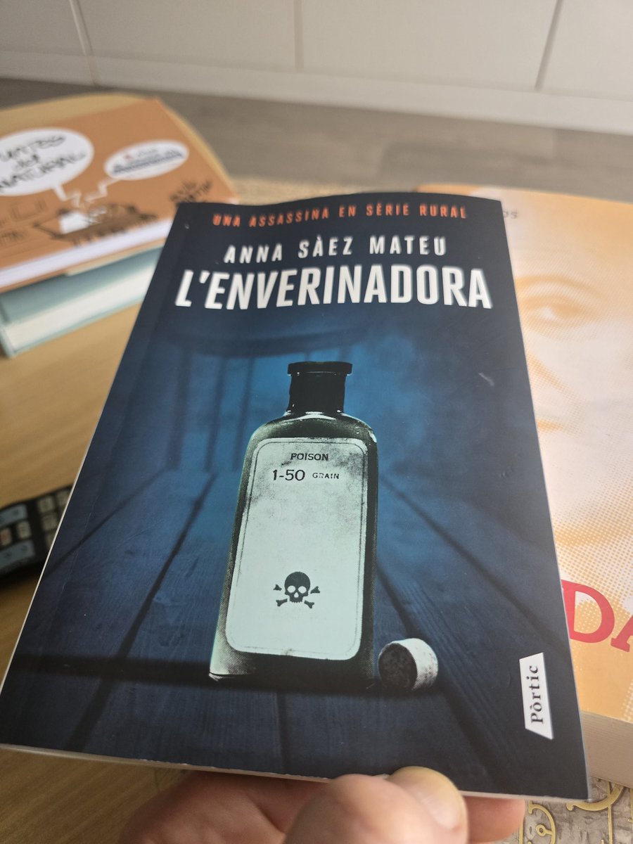 JosepMartBlanch's tweet photo. Això de l'Anna Sáez [@lukanora ] és molt bo. Una història real de 5 crims, 3 dels quals perpetrats a la casa on es va criar l'autora. Un viatge a La Granja d'Escarp dels anys 30 i  70 del XX. Un dels llibres de Sant Jordi, per qualitat literària i pulsió narrativa,  ve de Lleida https://t.co/pYREenalLX