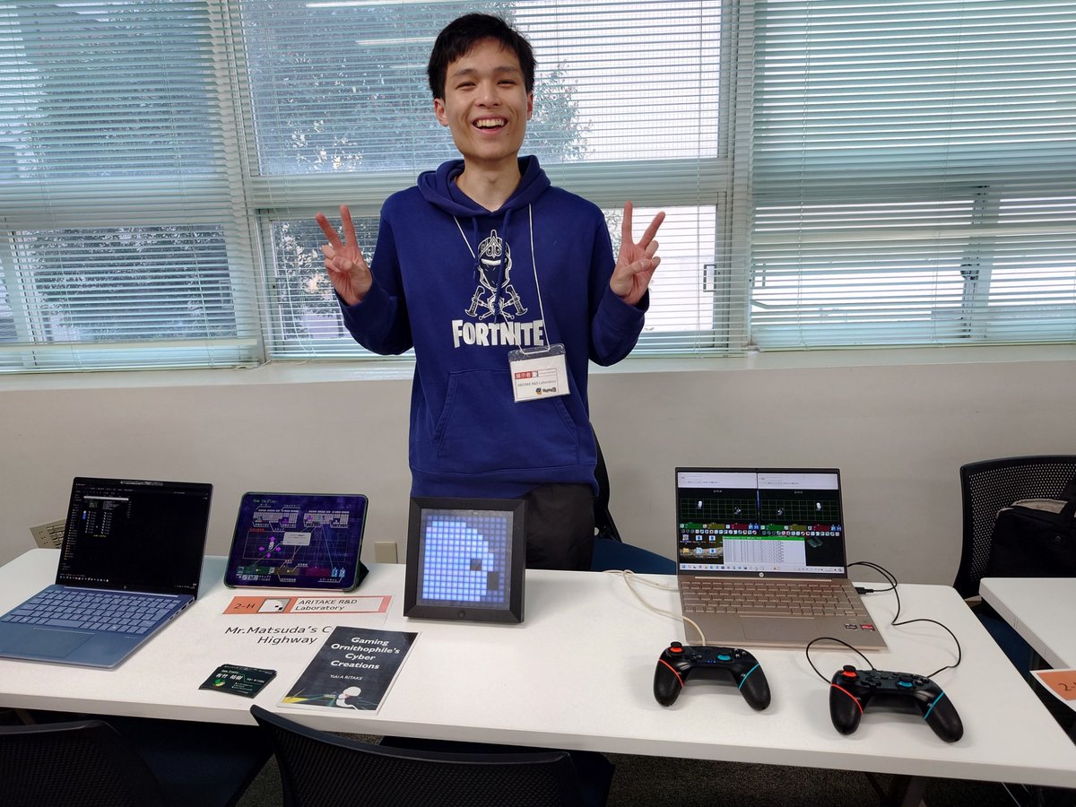 AritakeLAB's tweet photo. Game^3 に『Mr.Matsuda’s Cyber Highway』と『Nature's Birdian』で参加しました🔥
Mr.Matsuda’s Cyber Highwayでは、1人用モードと対戦モード(オンライン用)の2台を用意して皆様に体験して頂きました✨
プレイしてくれた皆様、本当にありがとうございます!! 🙏
#GAMECUBE20th #MMCH #NaturesBirdian https://t.co/2oiMSbabT7