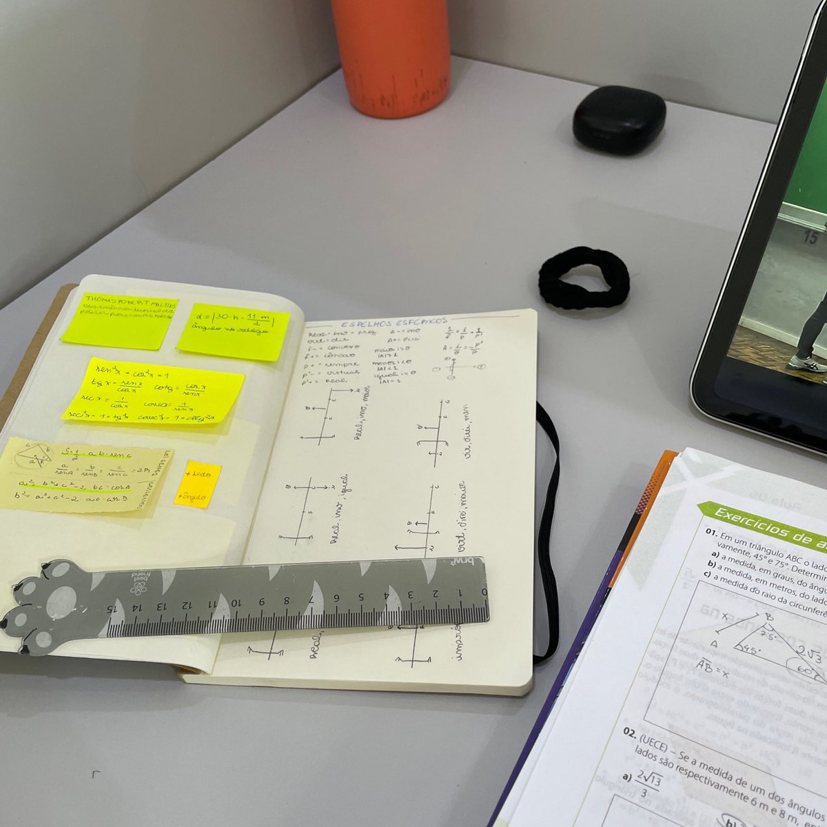 wavesbeju's tweet image. eu e meu caderninho de resumos contra o mundo #studytwt